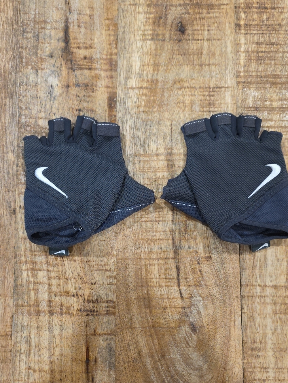 NWOT Nike Black Womens Fingerless Workout Gloves